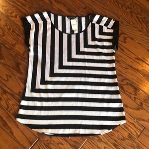 NWT Women’s Med Black/ White Express Top 🌟